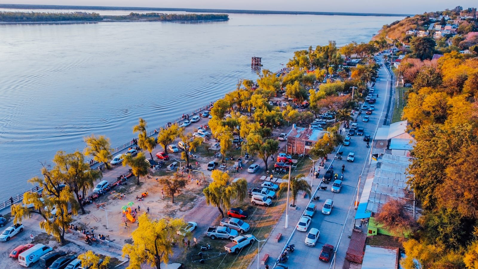 Vista aérea de la costanera de Santa Elena sobre el Río Paraná