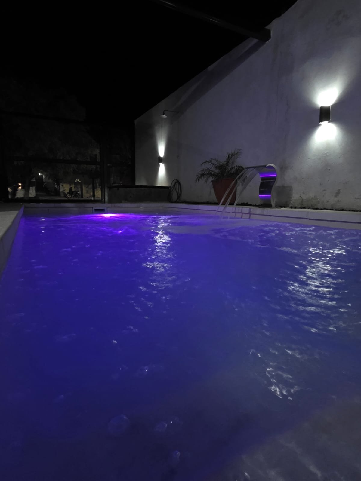 Pileta de 6x3 metros iluminada, de noche