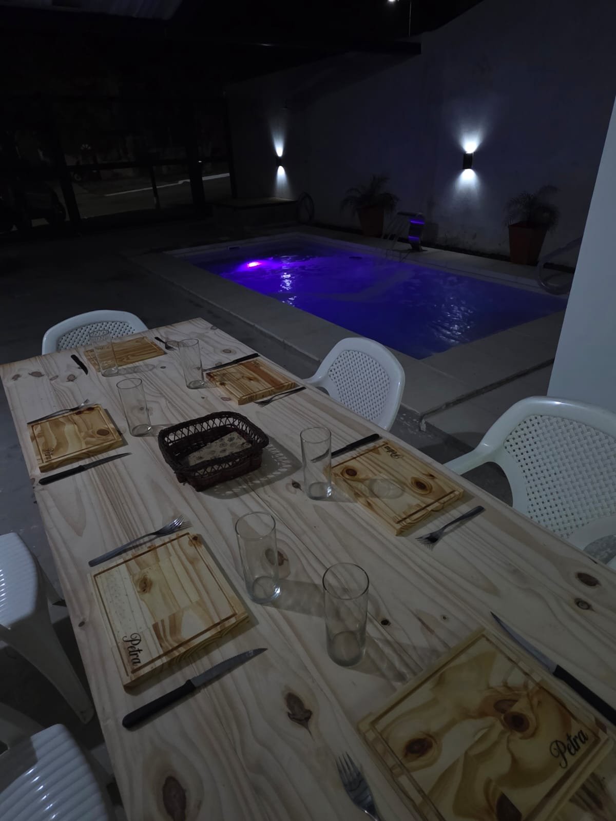 Mesa del quincho junto a la pileta